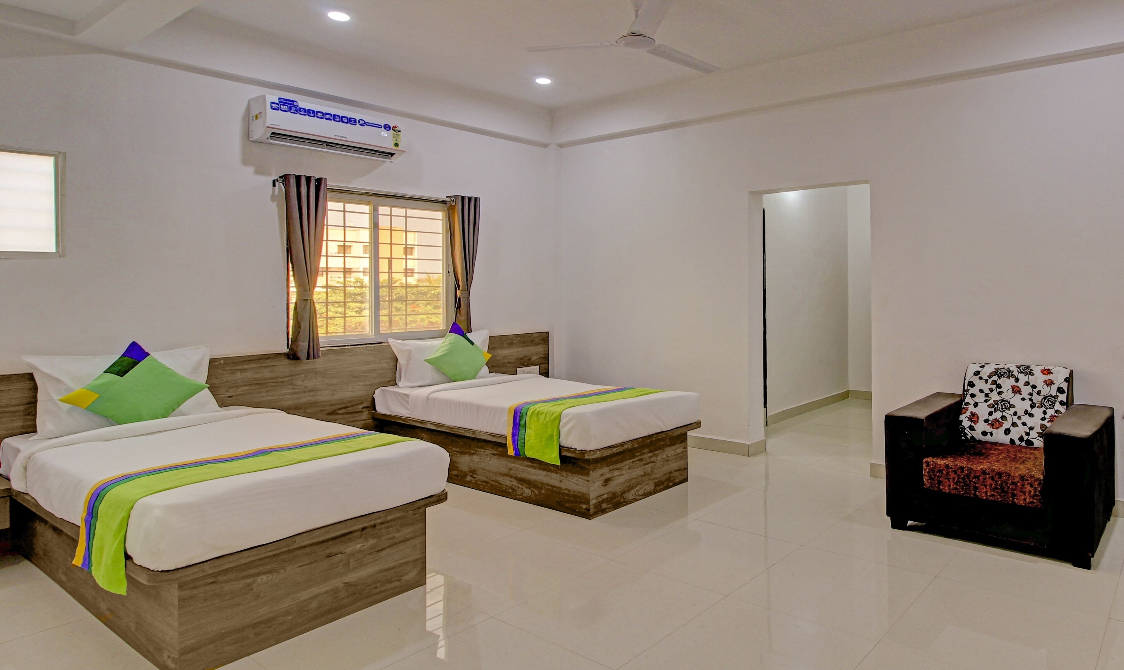 Deluxe Double Room | Desk