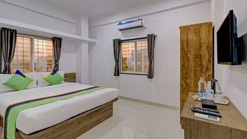 Standard Double Room | Desk