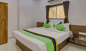 Premium Double Room | Desk - Treebo White House (Pune)
