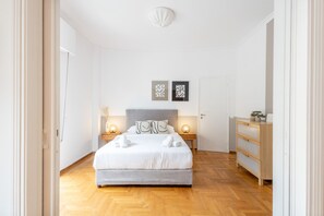 2 bedrooms, iron/ironing board, free WiFi - Spacious High-Ceiling 2-Bedroom by Acropolis Museum (Athens)