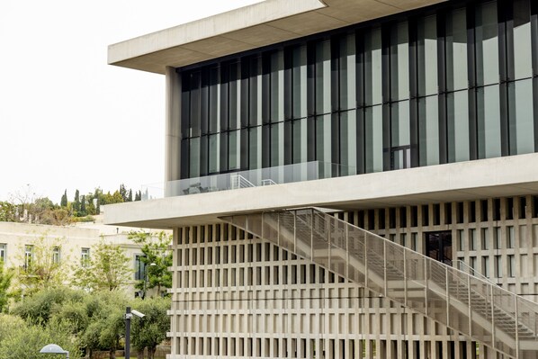 Exterior - Spacious High-Ceiling 2-Bedroom by Acropolis Museum (Athens)