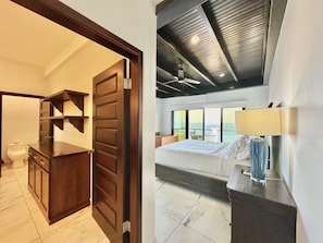 Ein Hotelzimmer mit Bett, Schreibtisch, Stuhl und Meerblick.