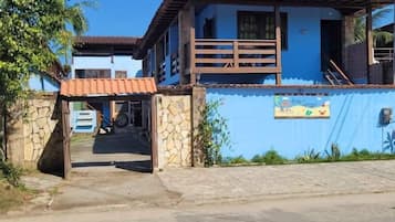 Vista frontal de la propiedad
