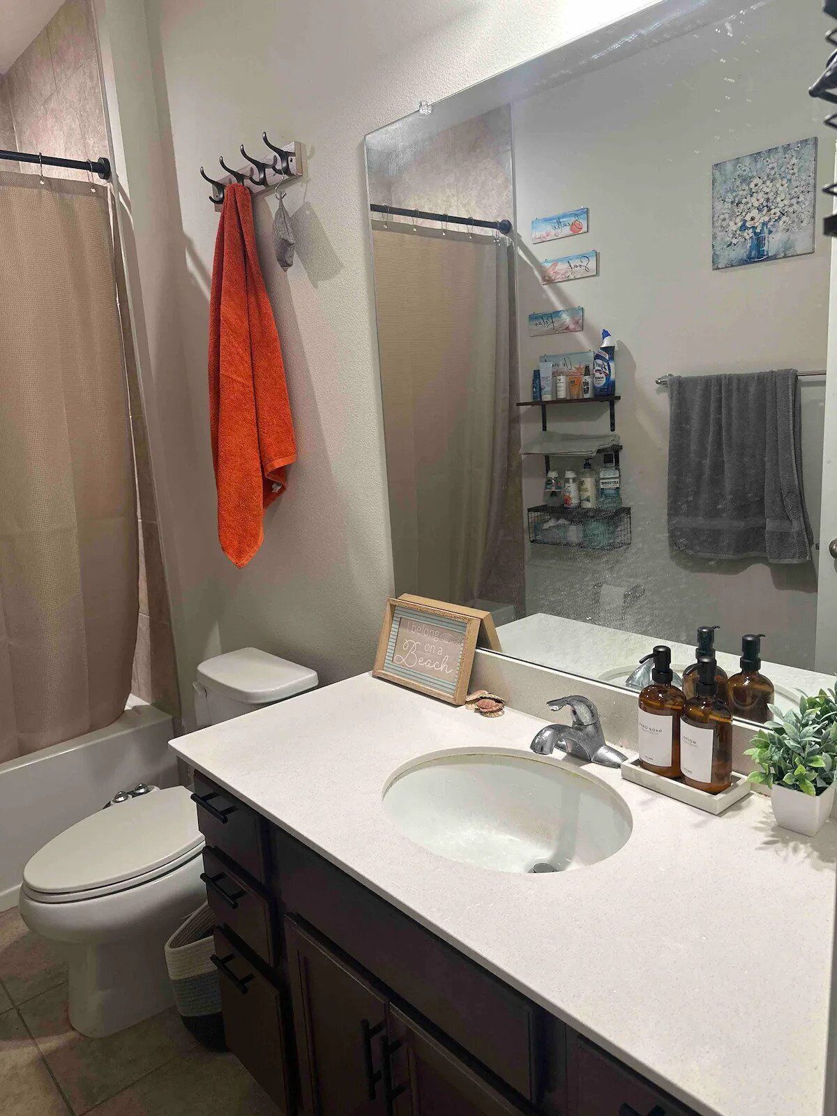 Private 3 rooms in a house with a private hot tub