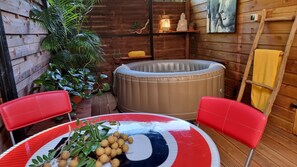 Indoor spa tub - T3 approximately 65 M² located at 400m altitude 10mnde l'Aéroport mountain sea view. (Sainte-Marie)