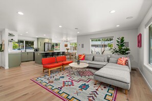 Living area - Stunning MCM in Lacey Sleeps 8+AC (Lacey)