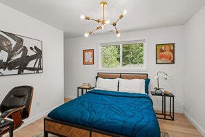 4 bedrooms, iron/ironing board, WiFi, bed sheets