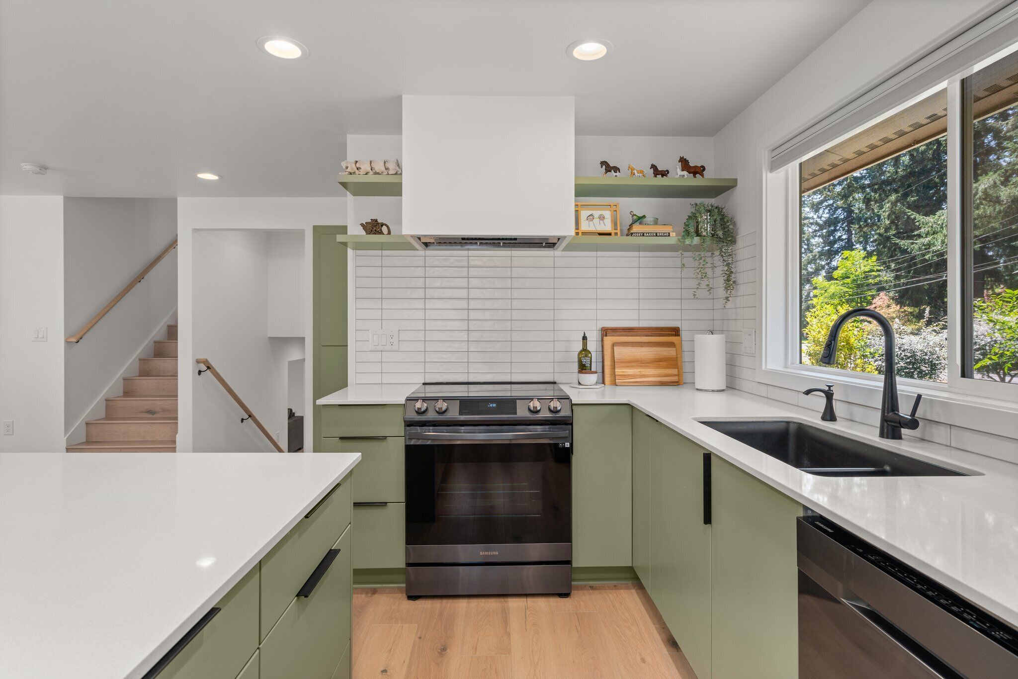 Stunning MCM in Lacey Sleeps 8+AC