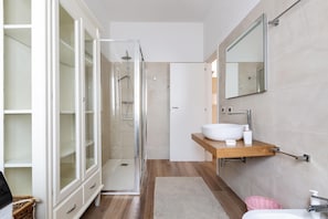 Villa | Bagno | Doccia, soffione a pioggia, asciugamani