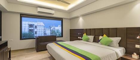 Standardværelse med dobbeltseng eller 2 enkeltsenge | Pengeskab på værelset, skrivebord, strygejern/strygebræt