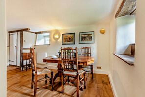 Interior - Beautifully presented dog friendly - Bea's Cottage (Ampney Crucis, near Cirencester)