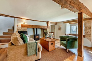 TV, fireplace - Beautifully presented dog friendly - Bea's Cottage (Ampney Crucis, near Cirencester)