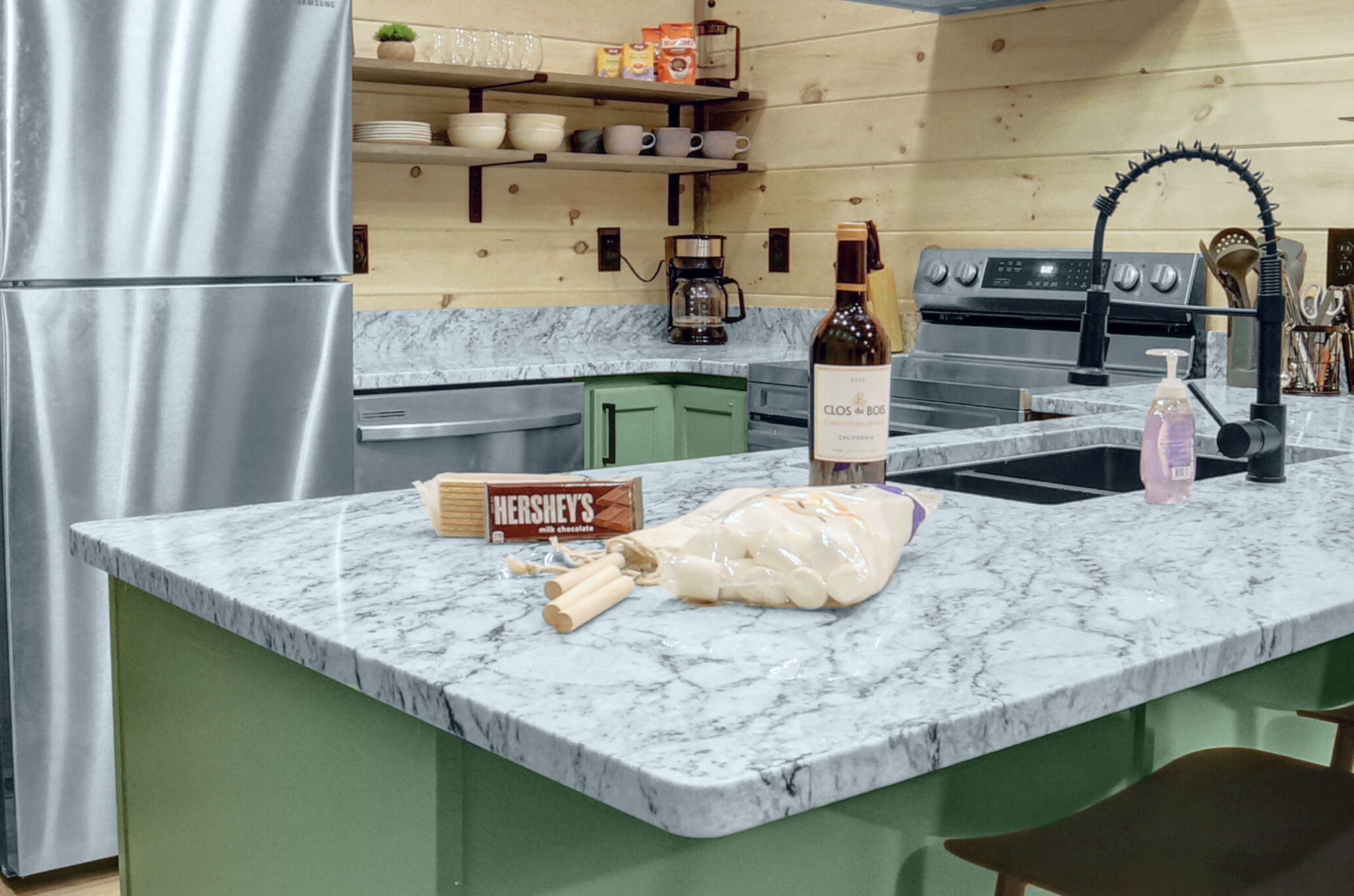 Luxe Modern Wellness Cabin in Sevierville ~ Hot Tub, King Bed, Comfortable