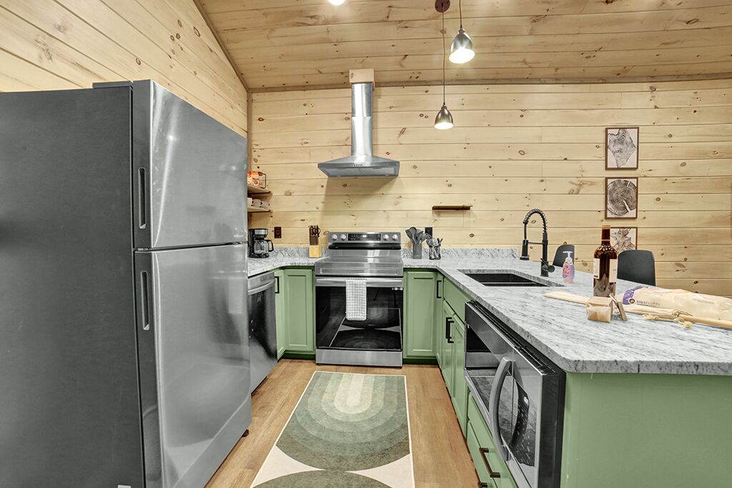 Luxe Modern Wellness Cabin in Sevierville ~ Hot Tub, King Bed, Comfortable