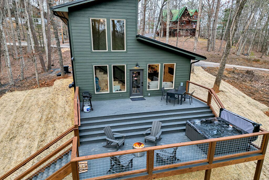 Luxe Modern Wellness Cabin in Sevierville ~ Hot Tub, King Bed, Comfortable
