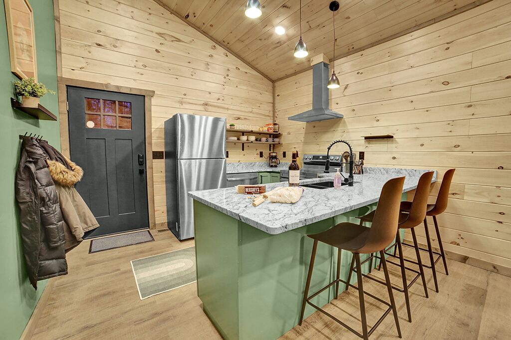 Luxe Modern Wellness Cabin in Sevierville ~ Hot Tub, King Bed, Comfortable