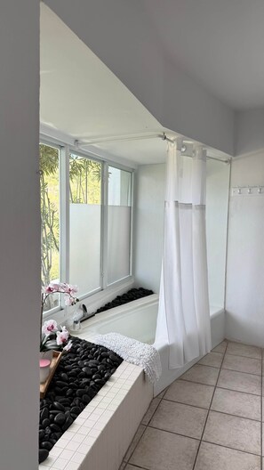 Baignoire, sèche-cheveux, serviettes fournies