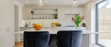 Oppvaskmaskin og høy barnestol