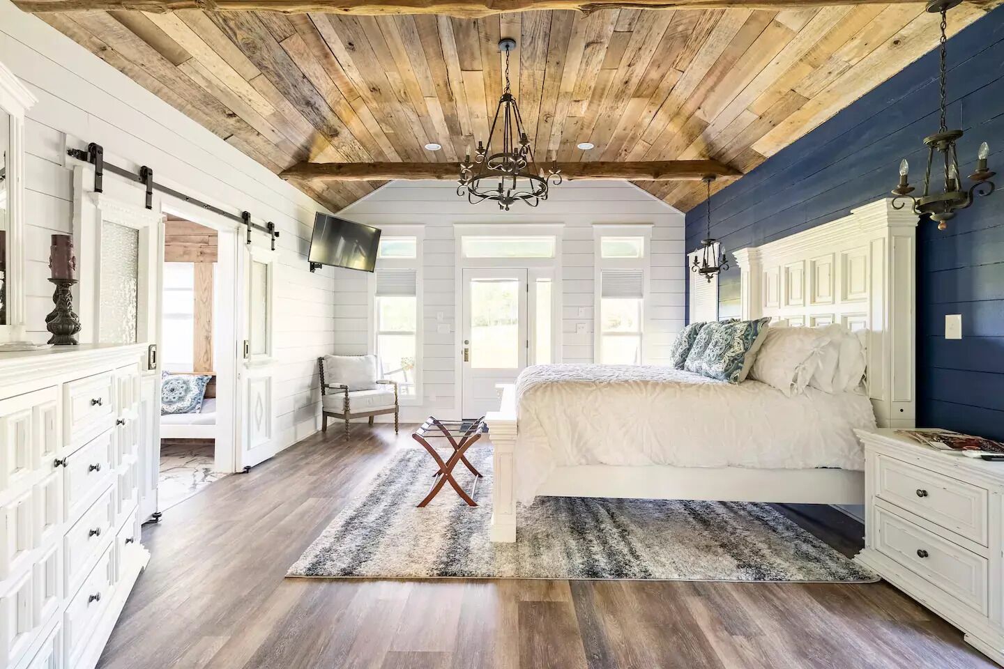 Quaint and charming cottage on 10 beautiful acres! Enjoy peace and tranquility!