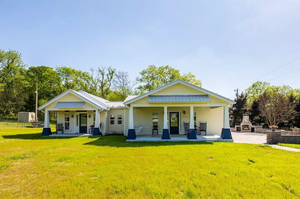 Quaint and charming cottage on 10 beautiful acres! Enjoy peace and tranquility!