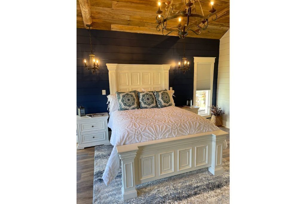 Quaint and charming cottage on 10 beautiful acres! Enjoy peace and tranquility!