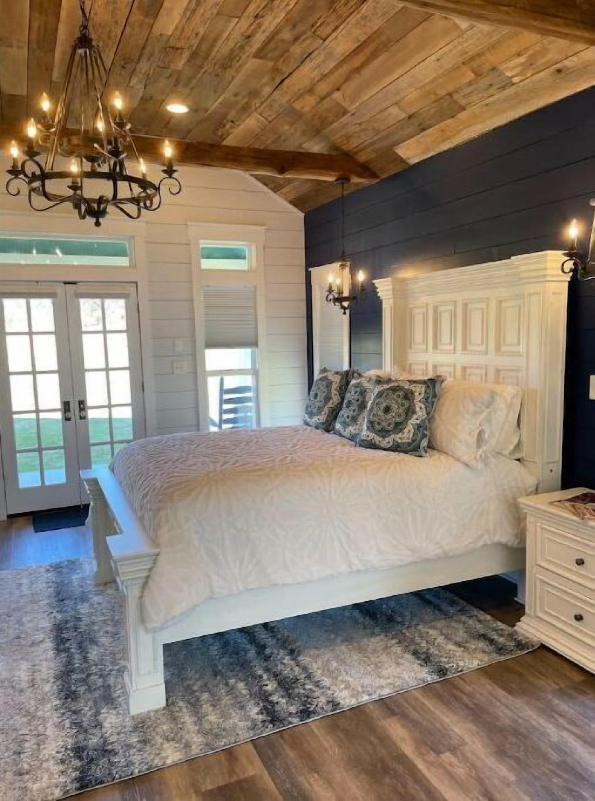 Quaint and charming cottage on 10 beautiful acres! Enjoy peace and tranquility!