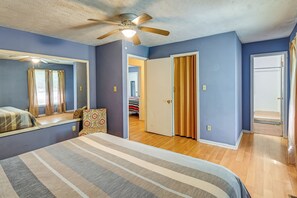 3 bedrooms, iron/ironing board, WiFi, bed sheets - Fayetteville Vacation Rental w/ Yard! (Fayetteville)