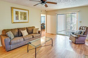 TV - Fayetteville Vacation Rental w/ Yard! (Fayetteville)