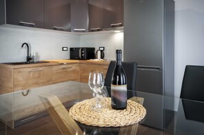 Kühlschrank, Mikrowelle, Herdplatte, Geschirrspüler