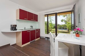 Kühlschrank, Herdplatte, Wasserkocher mit Kaffee-/Teezubehör