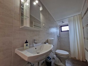 Shower, hair dryer, towels - HOUSE KESER - FIGAROLA - One Bedroom Apartment (Rovinj)
