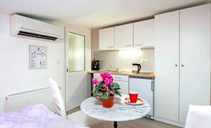 Kühlschrank, Herdplatte, Wasserkocher mit Kaffee-/Teezubehör
