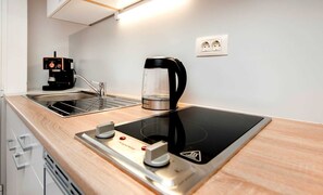 Kühlschrank, Herdplatte, Wasserkocher mit Kaffee-/Teezubehör