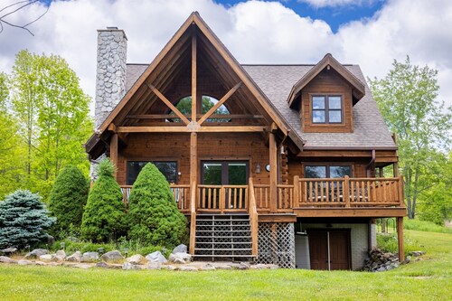 Log Cabin near Snowshoe | Hot Tub + Mtn Views | 5 Wooded Acres