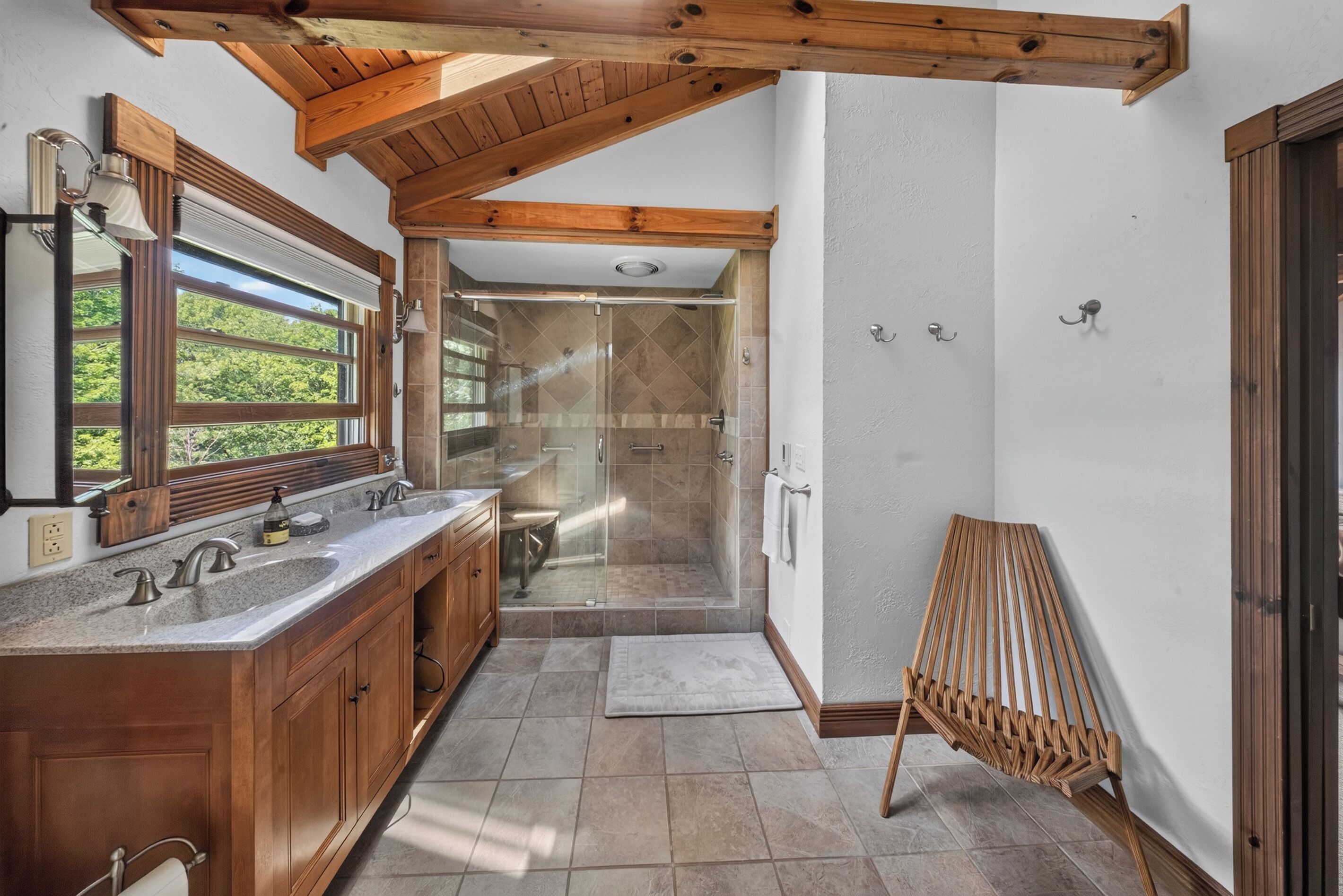 Combined shower/bathtub, hair dryer, towels