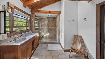 Combined shower/bathtub, hair dryer, towels