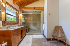 Ensemble baignoire-douche, séchoir à cheveux, serviettes fournies