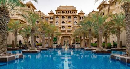 Luxury beachfront 1-bedroom apartment with pool