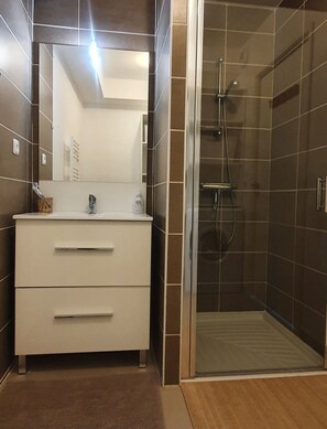 Shower, hair dryer - "les Galets Blancs" Séduisant T2 Plein Pied Neuf Avec Jardin BBQ Clim Wifi Pkg (Valras-Plage)