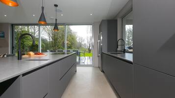 Dishwasher, electric kettle, toaster, cookware/dishes/utensils