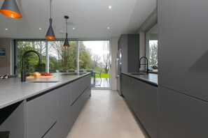 Dishwasher, electric kettle, toaster, cookware/dishes/utensils - Sparrows Nest (St Ives)