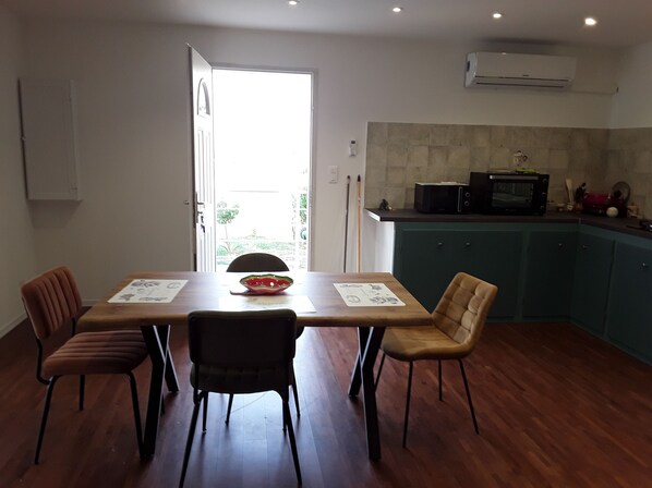 Dining - Joli Petit Appartement (Penta-di-Casinca)