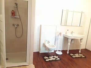 Chuveiro, secador de cabelo, bidê, toalhas de banho