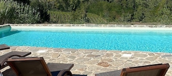 Large Loft with salt-water pool in the middle of the Vineyard 