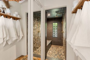 Een douche, een haardroger, handdoeken, zeep