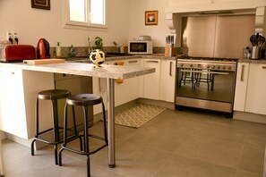 Fridge, microwave, oven, dishwasher - Villa à la Campagne en Provence, Avec Piscine Chauffé (Montségur-sur-Lauzon)