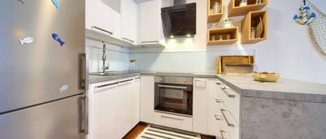 Réfrigérateur, four, plaque de cuisson, cafetière/bouilloire