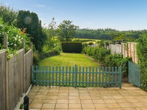 Property grounds - 2 bedroom accommodation in Havenstreet (Havenstreet)