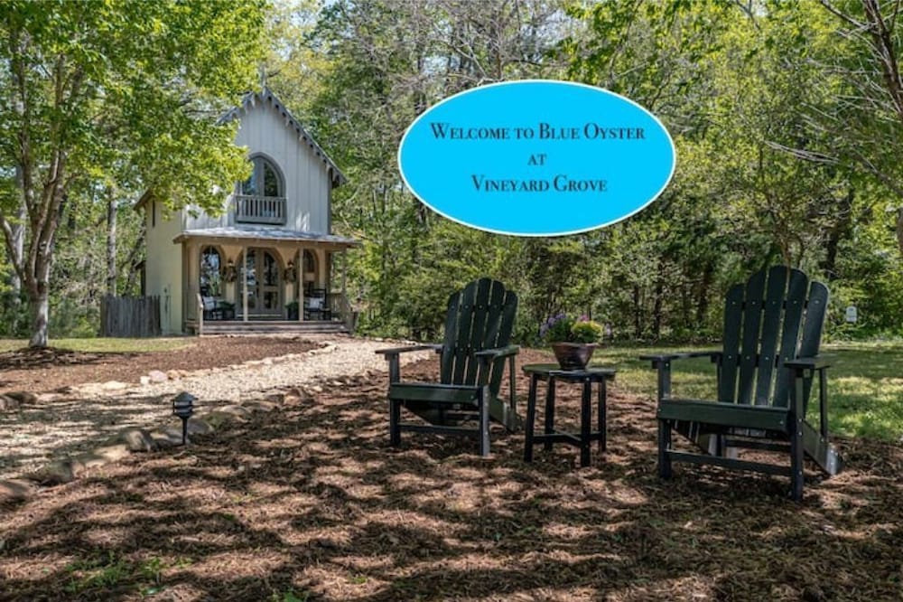 Peaceful cottage in the quaint Town of Irvington!