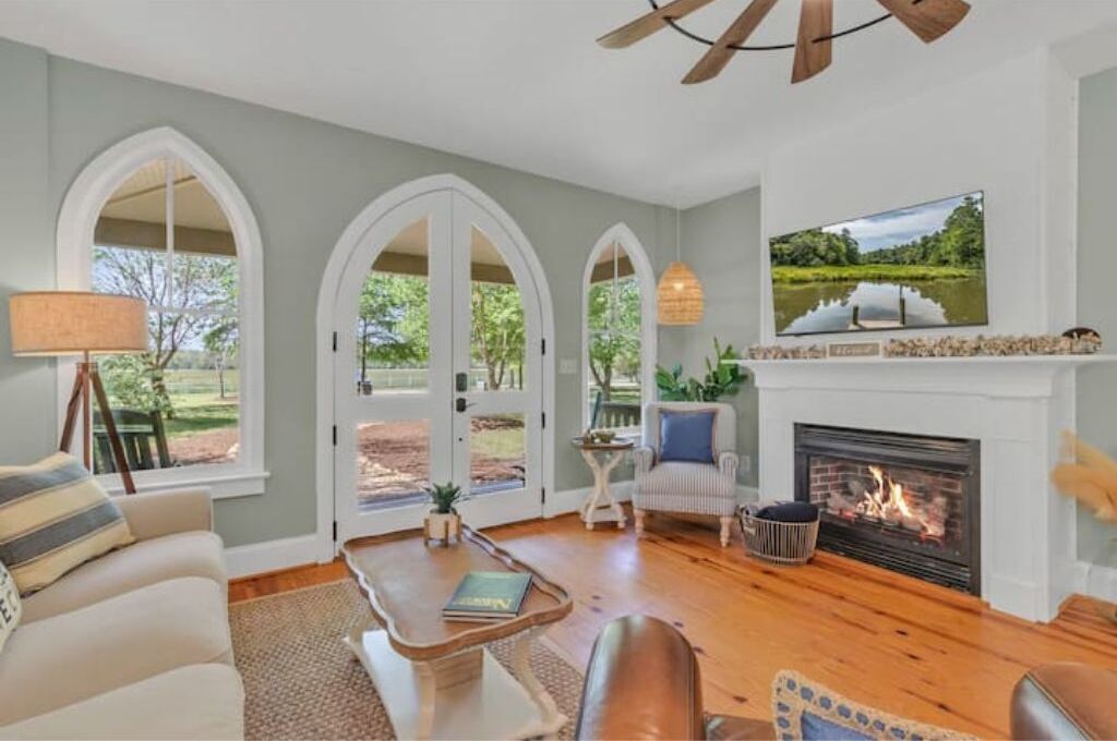 Peaceful cottage in the quaint Town of Irvington! 